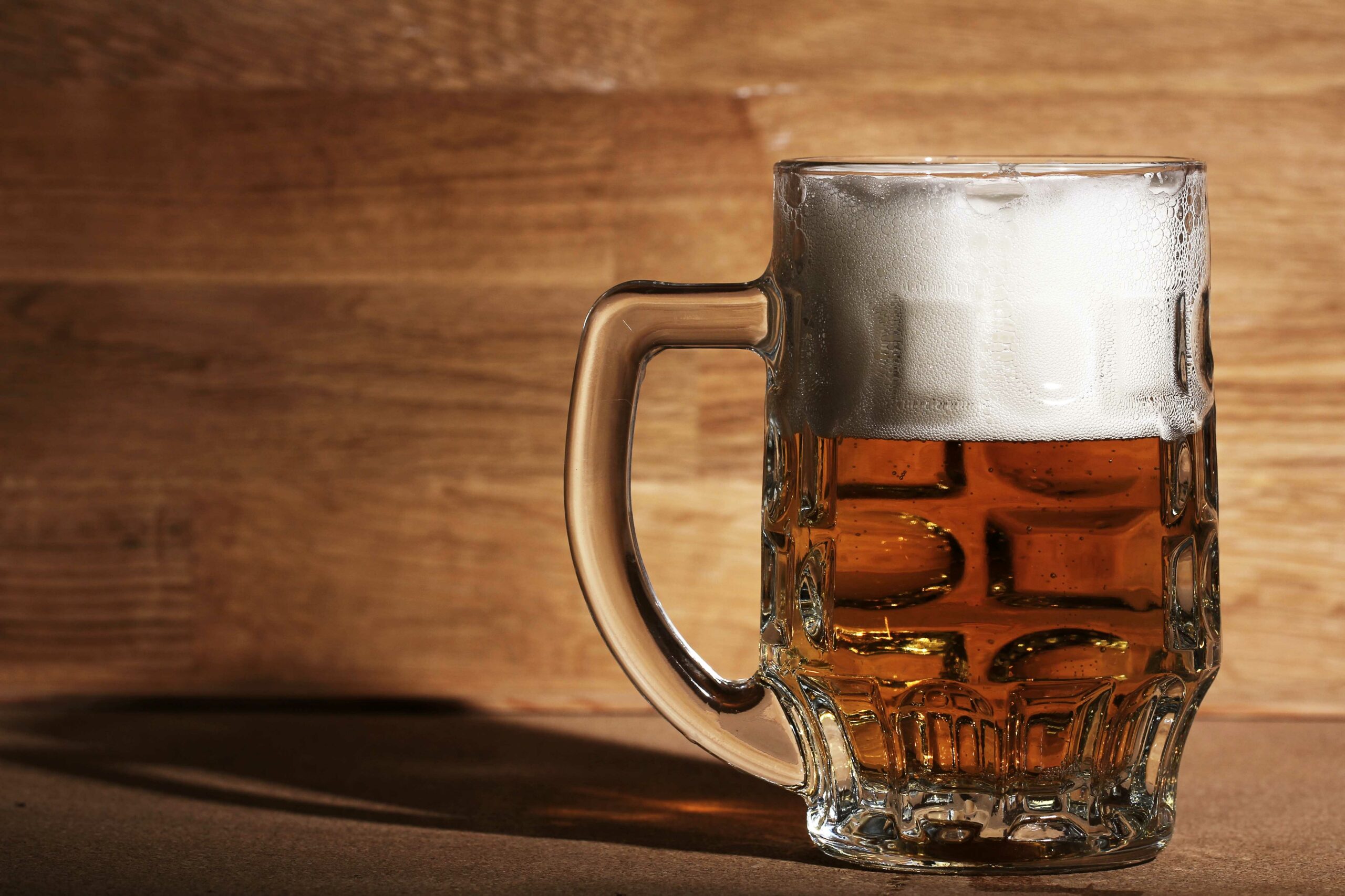 glass-beer-wooden-surface